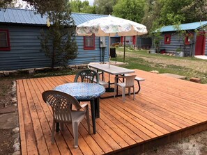 Outdoor dining - Create Lasting Memories: Family-Friendly Rustic Cabin in New Mexico's Backcountry (San Miguel County)