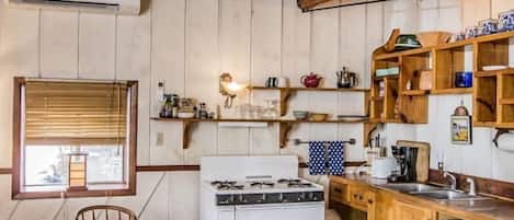 Cafetera y tetera, refrigerador, microondas y horno