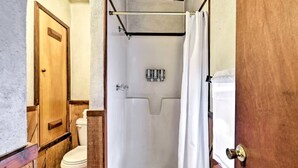 Hair dryer, towels, soap, shampoo - Rustic Log Cabin on Eco-Friendly Farm near Taos, New Mexico (San Cristobal)