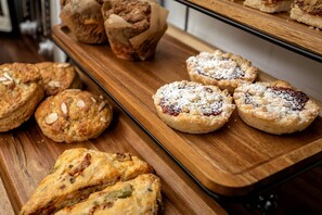Une variété de produits de boulangerie présentés sur un plateau en bois.