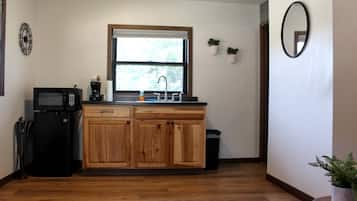 Fridge, coffee/tea maker