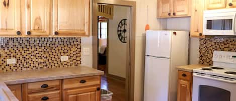 Coffee/tea maker, fridge, oven, stovetop
