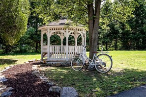 A gazebo with a bicycle parked in front. - Exquisite Zen Suite Retreat near Blue Ridge Mountain in Virginia (Luray)