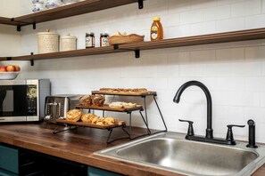 Kühlschrank, Wasserkocher mit Kaffee-/Teezubehör