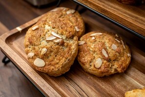 Three muffins on a wooden tray. - Exquisite Zen Suite Retreat near Blue Ridge Mountain in Virginia (Luray)