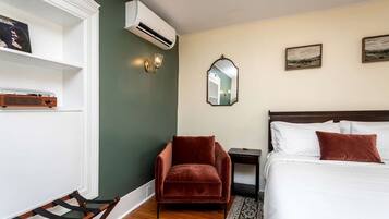 1 bedroom, desk, WiFi