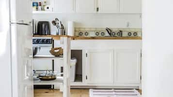 Fridge, oven, stovetop, coffee/tea maker