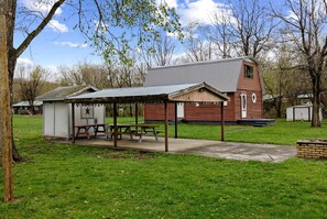 Outdoor dining - Serene Riverfront Cabin Haven near South Branch Potomac River in West Virginia (Springfield)