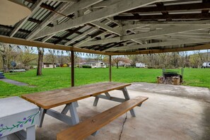 Outdoor dining - Serene Riverfront Cabin Haven near South Branch Potomac River in West Virginia (Springfield)