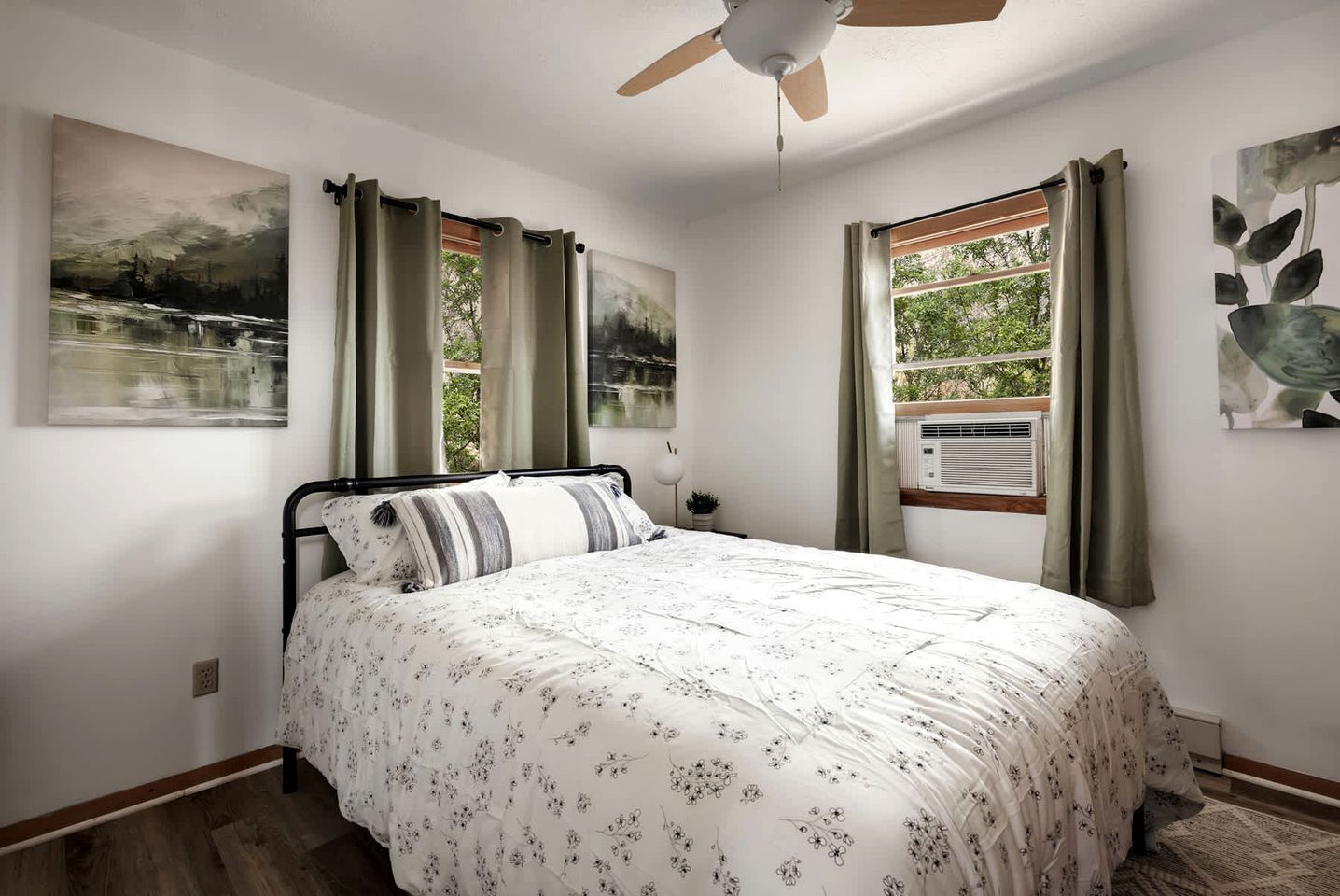 4 bedrooms, iron/ironing board, WiFi, bed sheets