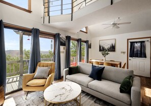 TV - Splendid Mountaintop Cabin Retreat near South Branch Potomac River in West Virginia (Romney)