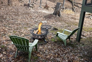 Property grounds - Blissful Zen Cabin Oasis near Cacapon River in West Virginia (Hedgesville)