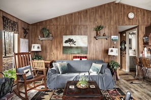 Living area - Blissful Zen Cabin Oasis near Cacapon River in West Virginia (Hedgesville)