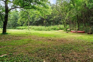 Property grounds - Resplendent Cabin Haven near Shenandoah River in Virginia (Luray)