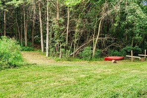 Property grounds - Resplendent Cabin Haven near Shenandoah River in Virginia (Luray)
