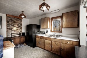 Frigorífico, microondas, placa de cocina y lavavajillas