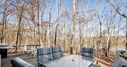 Lustrous Lakefront Cabin Oasis near Lake Ferndale in West Virginia