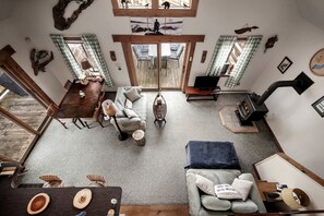 Una televisión, una chimenea