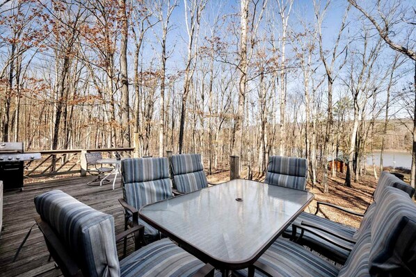 Outdoor dining - Lustrous Lakefront Cabin Oasis near Lake Ferndale in West Virginia (Springfield)