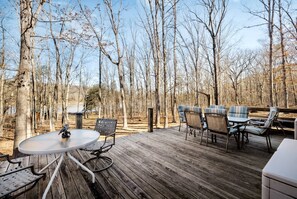 Outdoor dining - Lustrous Lakefront Cabin Oasis near Lake Ferndale in West Virginia (Springfield)