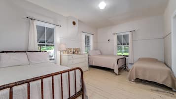 4 bedrooms, desk, iron/ironing board, travel crib