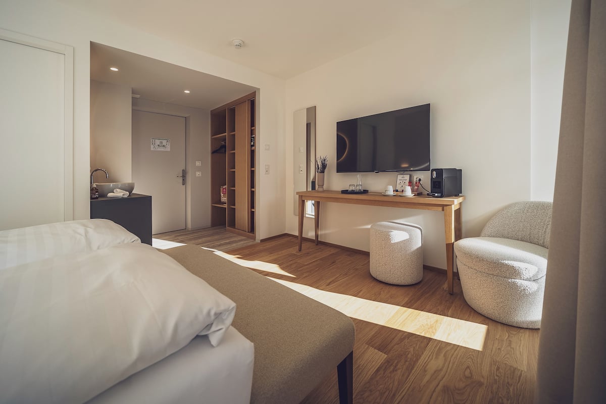 Laptop workspace, free WiFi