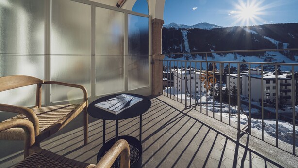 Double Room South | In-room safe, desk, laptop workspace, blackout drapes - Hotel Joseph's House (Davos)