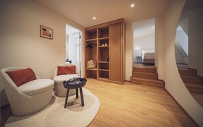 In-room safe, desk, laptop workspace, blackout curtains - Hotel Joseph's House (Davos)