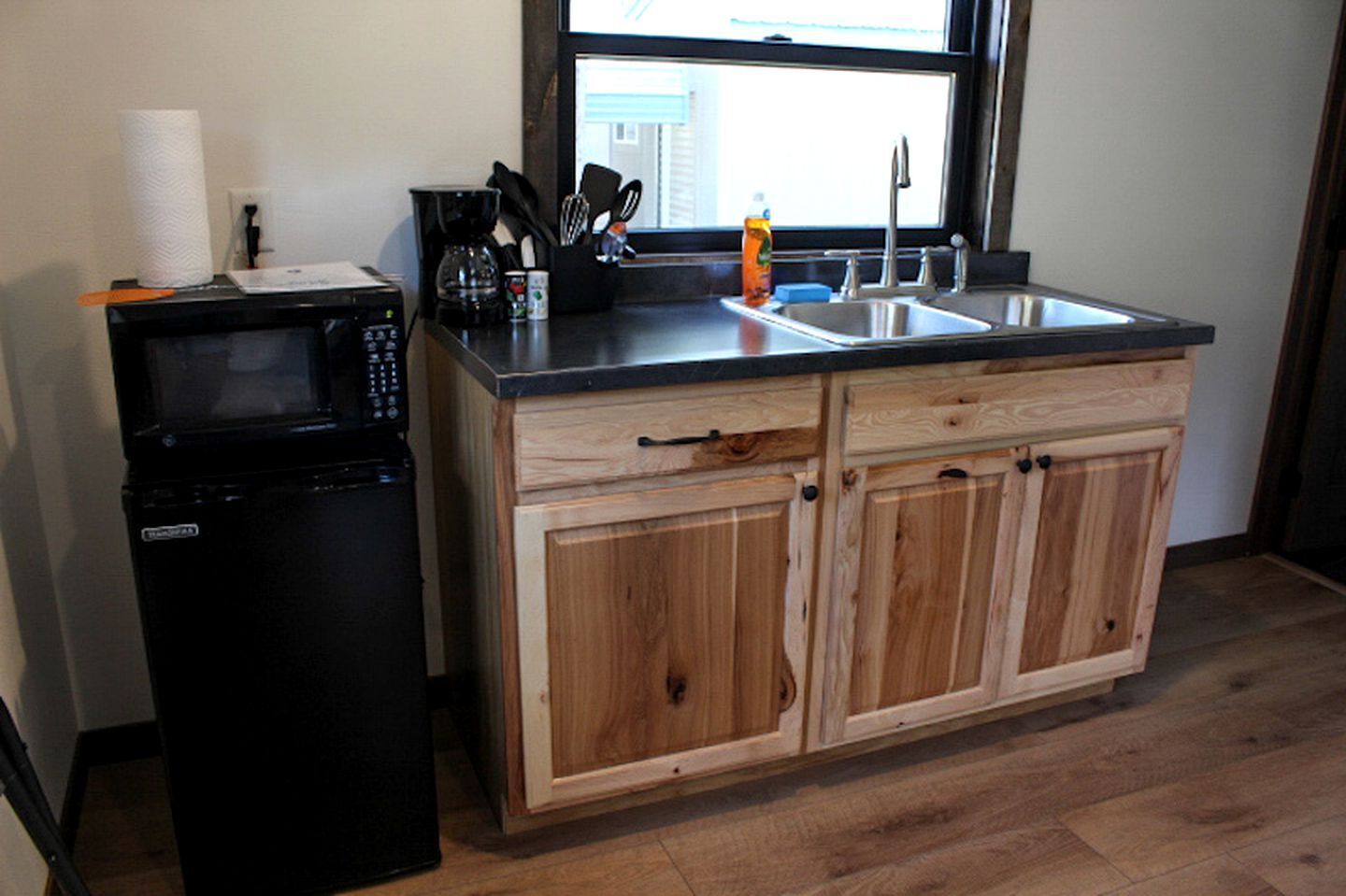 Coffee/tea maker, fridge