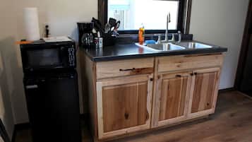 Coffee/tea maker, fridge