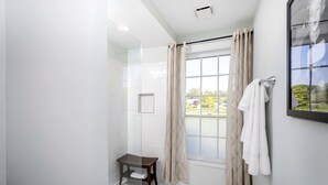 Hair dryer, towels - Elegant Historic Suite with Mountain Views in Luray, Virginia (Luray)