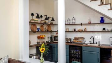 Fridge, coffee/tea maker