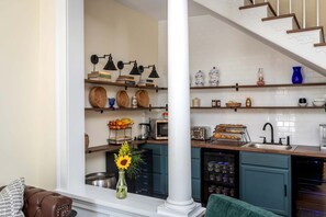 Fridge, coffee/tea maker