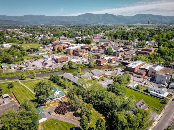 Une vue aérienne d’une ville avec ses bâtiments, ses rues et une rivière.