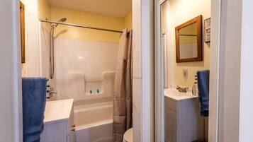 Bañera de hidromasaje, toallas, jabón y champú