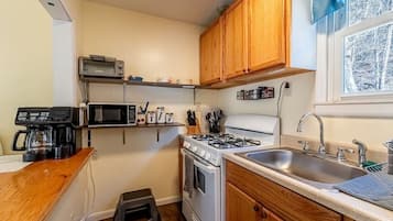 Kühlschrank, Mikrowelle, Herdplatte, Wasserkocher mit Kaffee-/Teezubehör