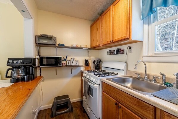 ثلاجة، ميكروويف، موقد طهي مسطح، ماكينة لصنع القهوة/الشاي