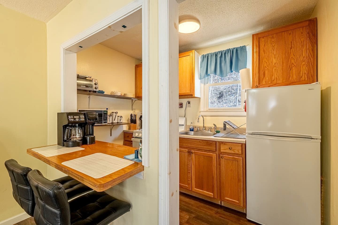 Coffee/tea maker, fridge, microwave, oven