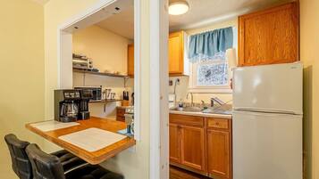 Coffee/tea maker, fridge, microwave, oven