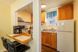Coffee/tea maker, fridge, microwave, oven