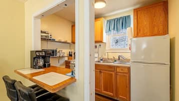 Køleskab, mikrobølgeovn, kogeplade, kaffe-/temaskine