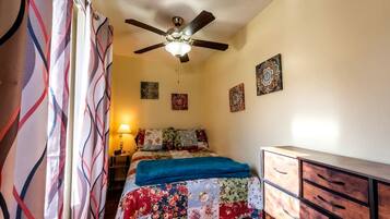 Tabla de planchar con plancha, wifi, ropa de cama