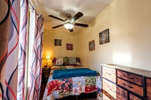 Planxa i posts de planxar, wifi i roba de llit