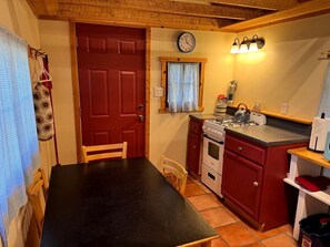 ثلاجة، ميكروويف، موقد طهي مسطح، ماكينة لصنع القهوة/الشاي