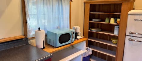 KĂŒhlschrank, Mikrowelle, Ofen, Herdplatte