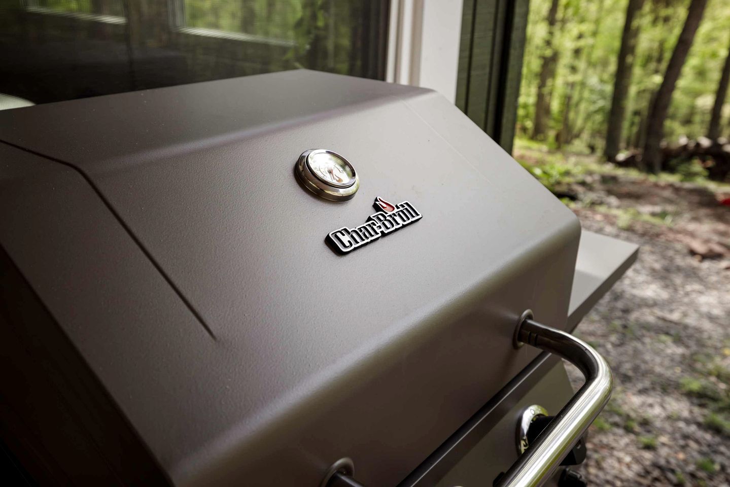 Un grill orné du logo de la marque et doté d’un manche en métal.