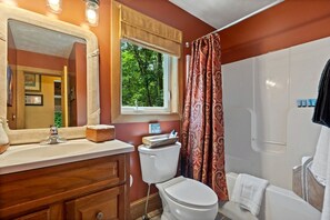 Een haardroger, handdoeken