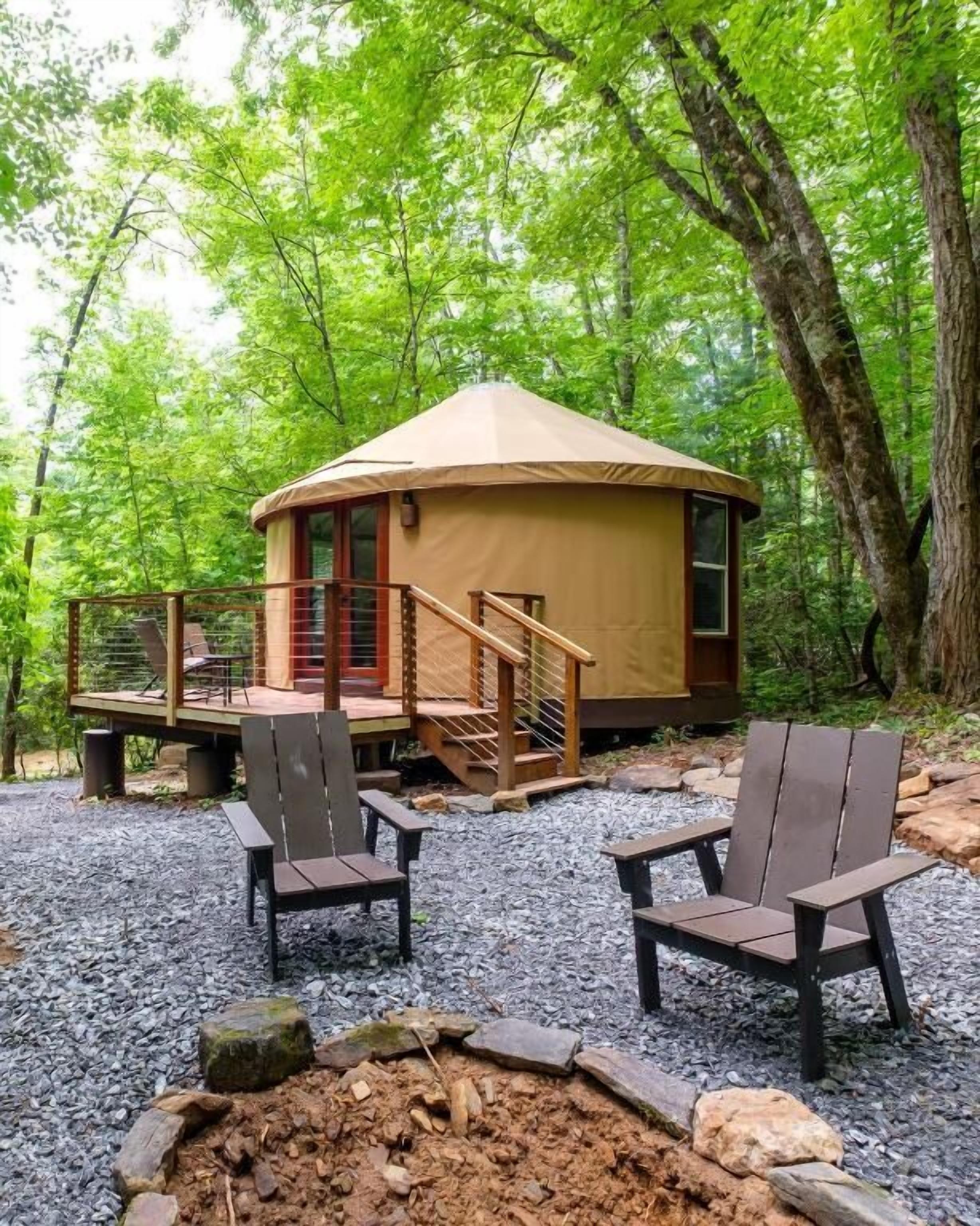 Une cabane confortable, de plain-pied, dotée d’une terrasse en bois et d’un espace extérieur aménagé et abrité.