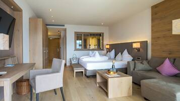 Superior-Suite, Balkon, Stadtblick | Allergikerbettwaren, Daunenbettdecken, Minibar, Zimmersafe