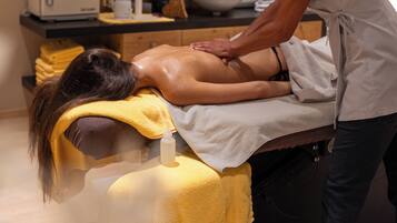 Sauna, tina de hidromasaje, baño de vapor y tratamientos corporales